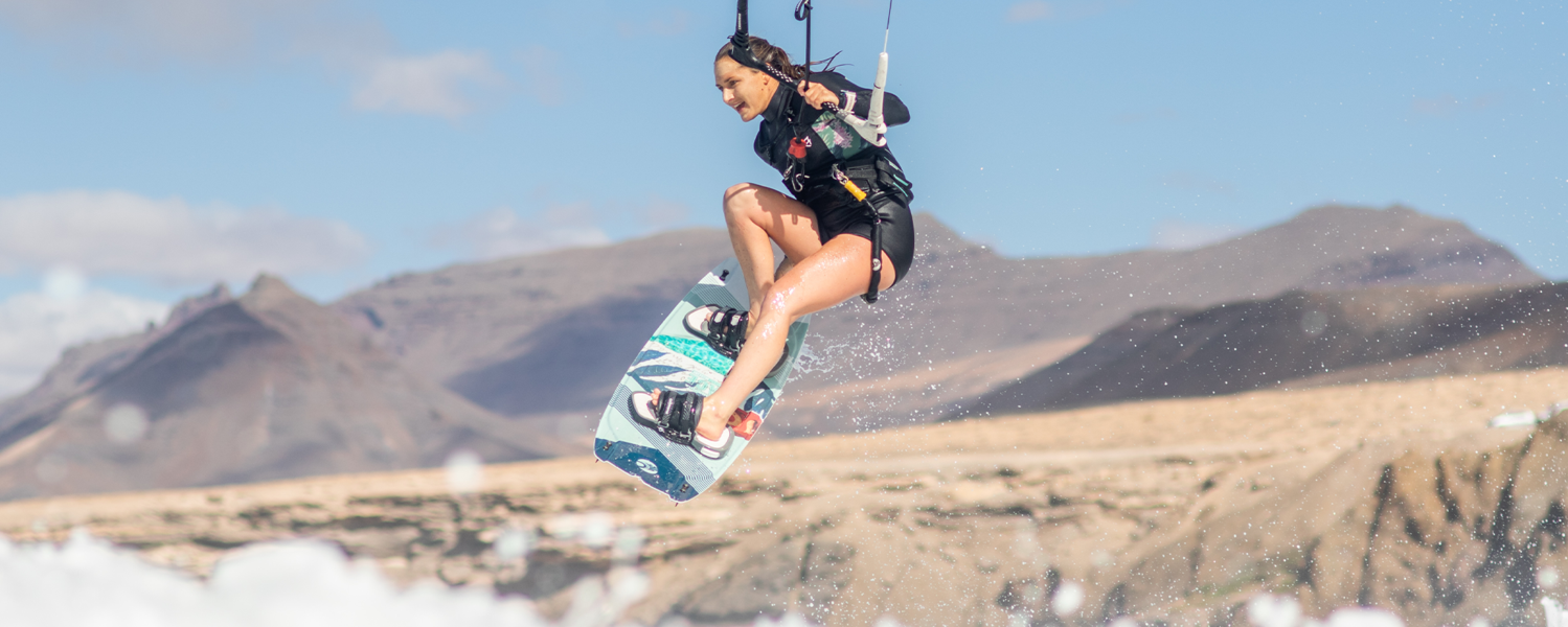 predni strana cabrinha ace wood 2022 karlin shop holka na boardu